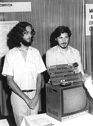 Daniel Kottke (l) en Steve Jobs (r) met de Apple I