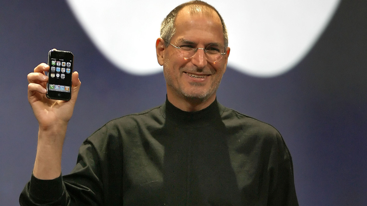 Steve Jobs met de eerste iPhone